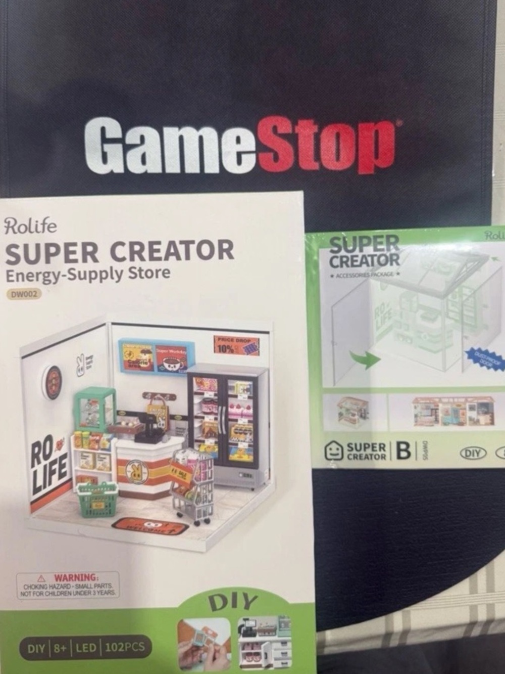 Rolife Super Creator Energy-Supply Store Miniature Kit- White/Green & Dust Cover